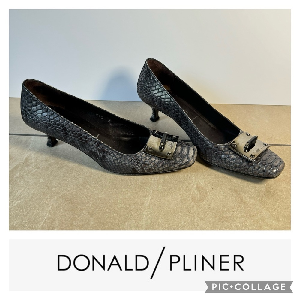 🦋Donald J. Pliner “Sur” Snake Texture Kitten Heels Metal Toe Buckle Plate🦋